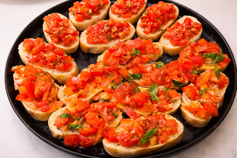 Bruschetta für Antipasti serviert auf einer Platte