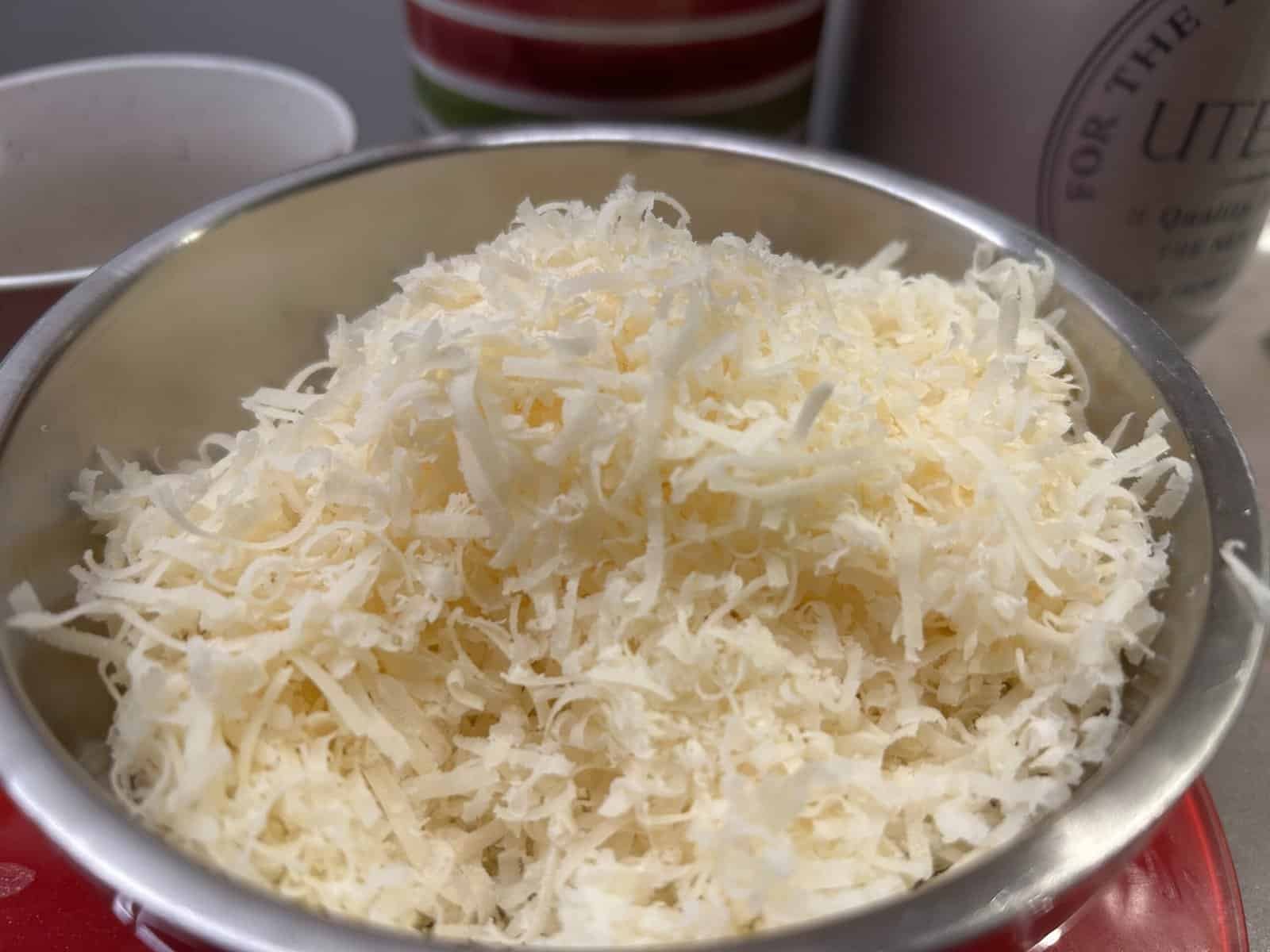 geriebener Käse in einem Sieb