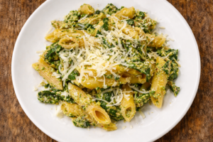 Penne mit Mangold und Parmesan auf einem schlichten weißen Teller