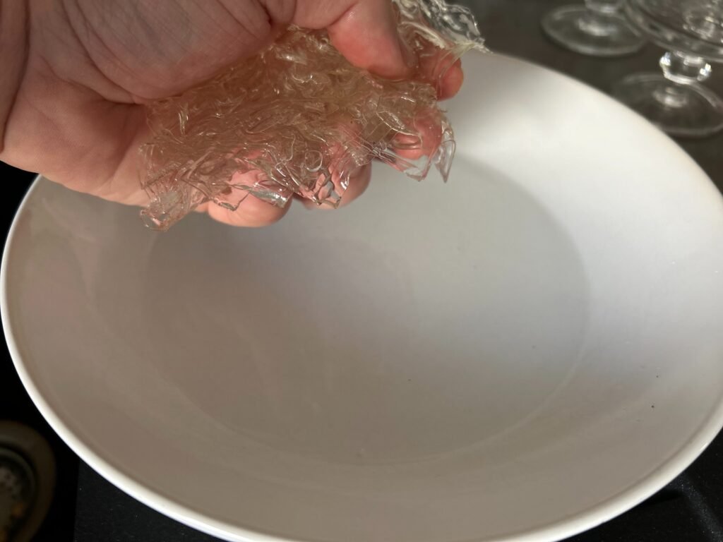 Gelatineblätter werden von Hand ausgedrückt