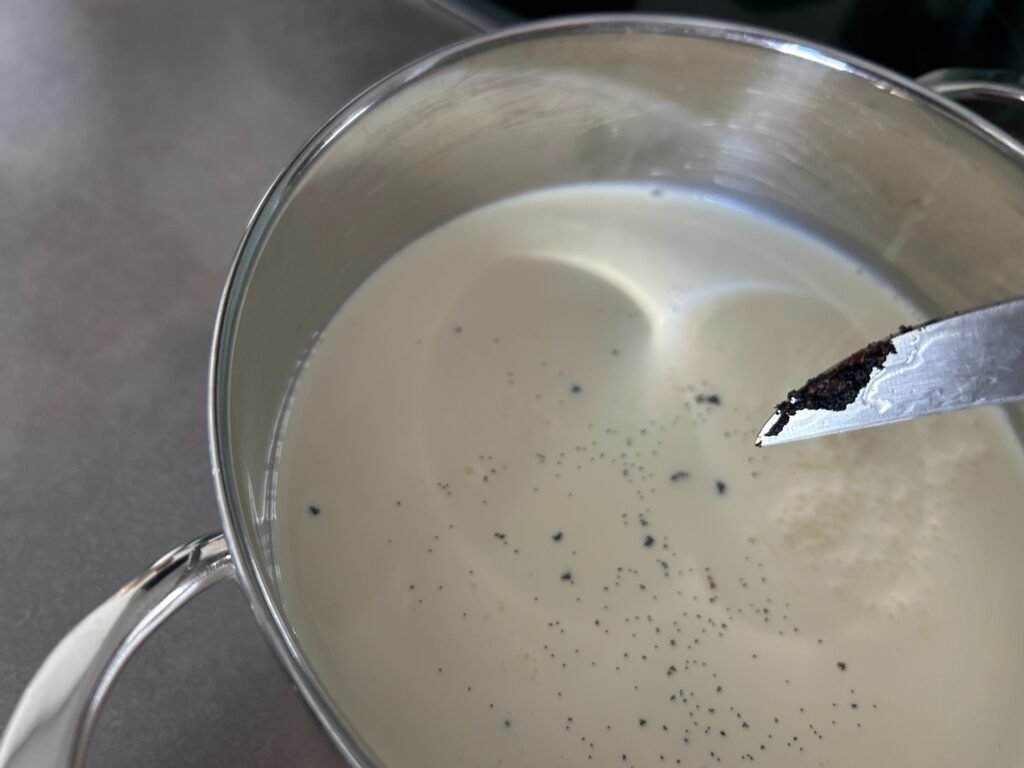 Pana Cotta Basis wird in einem Topf vorberitet