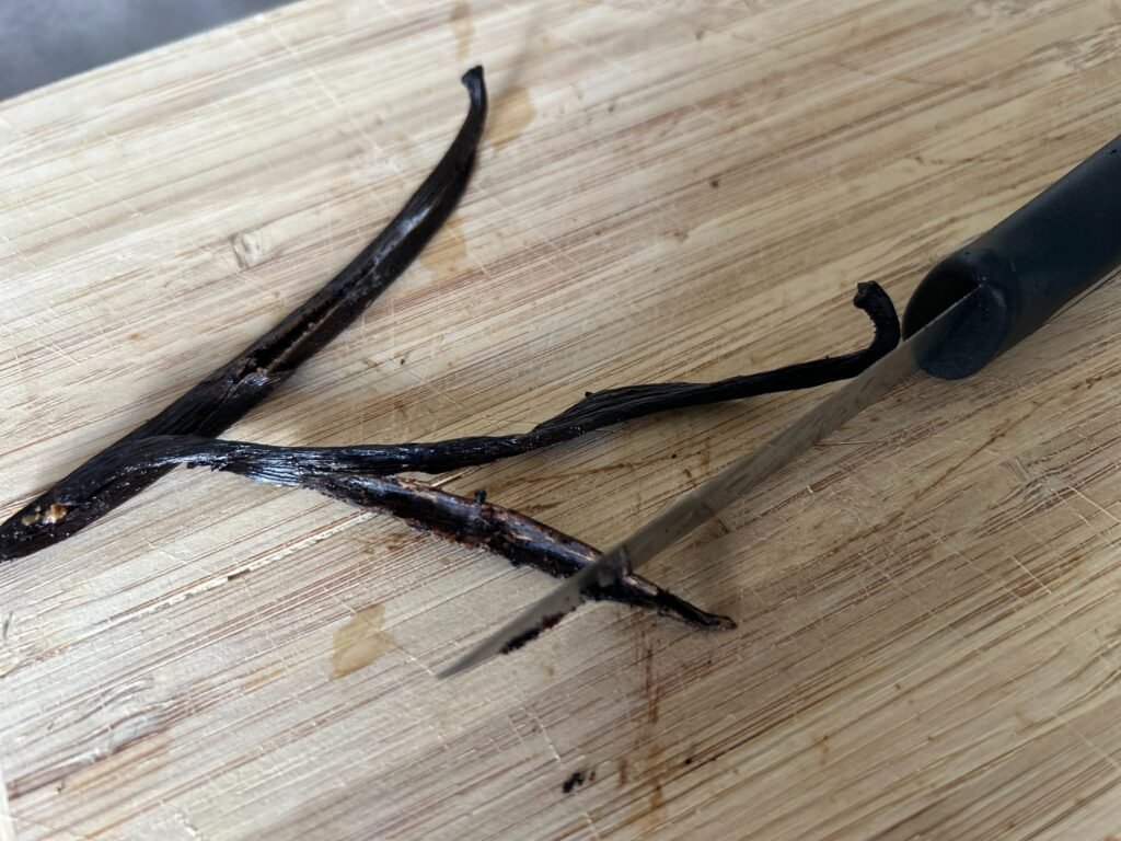 Vanilleschote wird mit Messer augekratzt