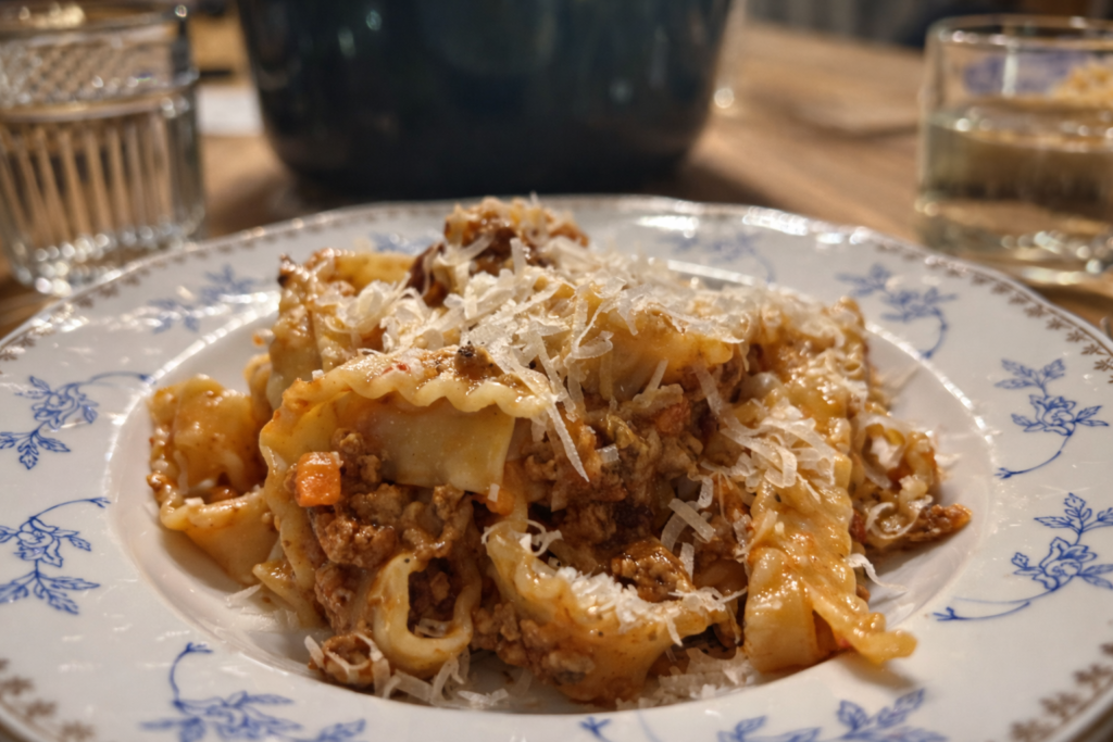 Original Ragu Bolognese mit Past auf einem festlich gedeckten Tisch