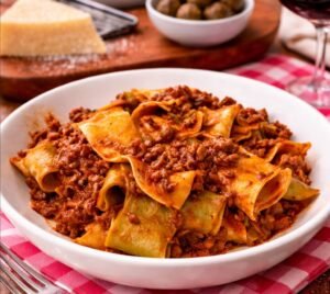 Lasagnette mit HAckfleischsauce auf einem weußen Teller angerichtet