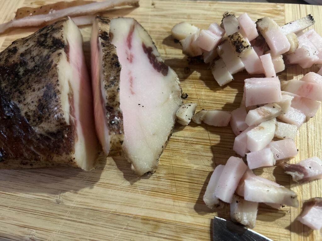 Guanciale wird gewürfelt