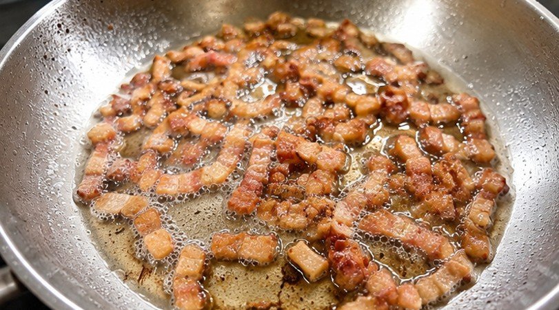 Guanciale wird in Edelstahlpfanne gebraten