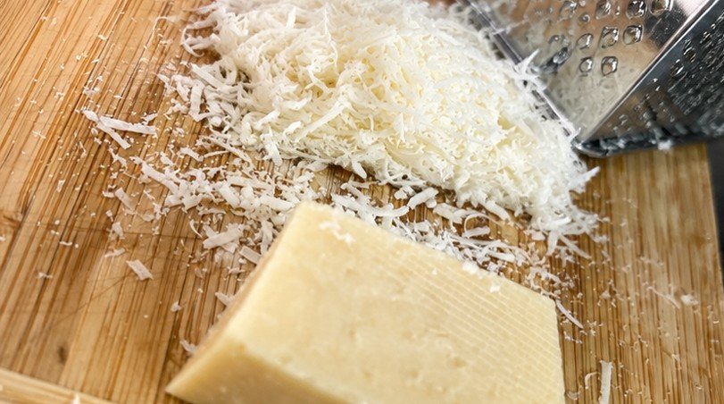 Pecorino Romano gerieben und am Stück