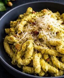 Pasta mit cremigem Pistazienpesto stylisch serviert