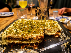 Cremiges Pistazientiramisu. angestochen in einer Aufflaufform