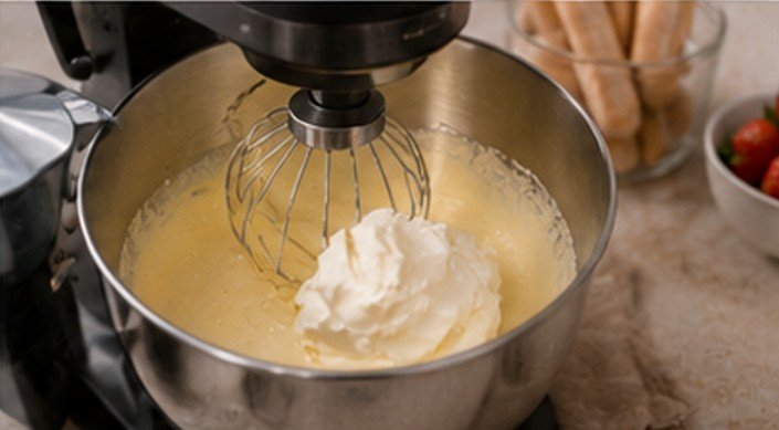 Mascarpone wird hinzugefügt