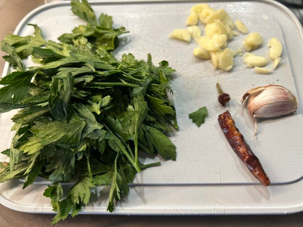 Knoblauch in feine Scheiben schneiden und Peperoncino für Spaghetti Aglio e Olio e Peperoncino vorbereiten