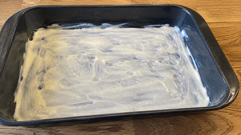 Auflaufform mit Béchamel bestrichen