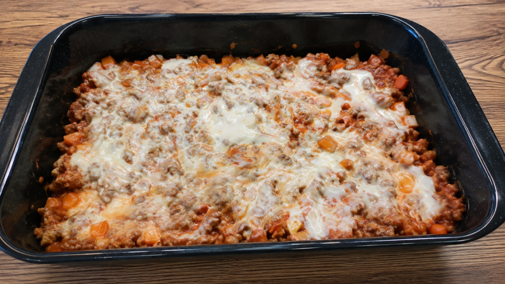 Eine Lasagne wird geschichtet