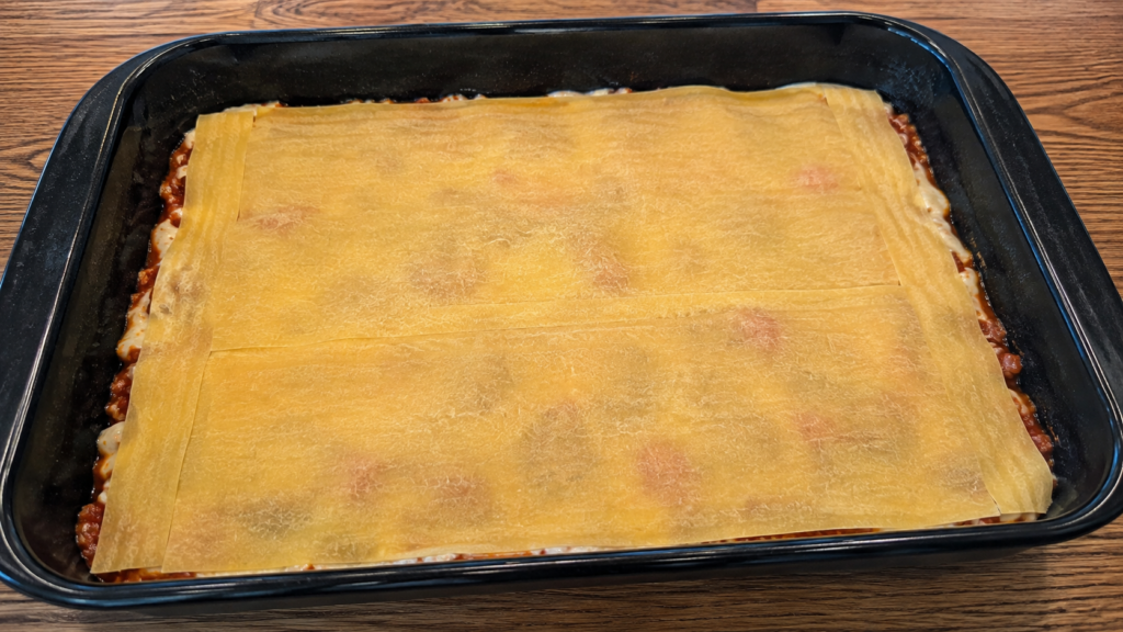 Eine Lasagne wird geschichtet