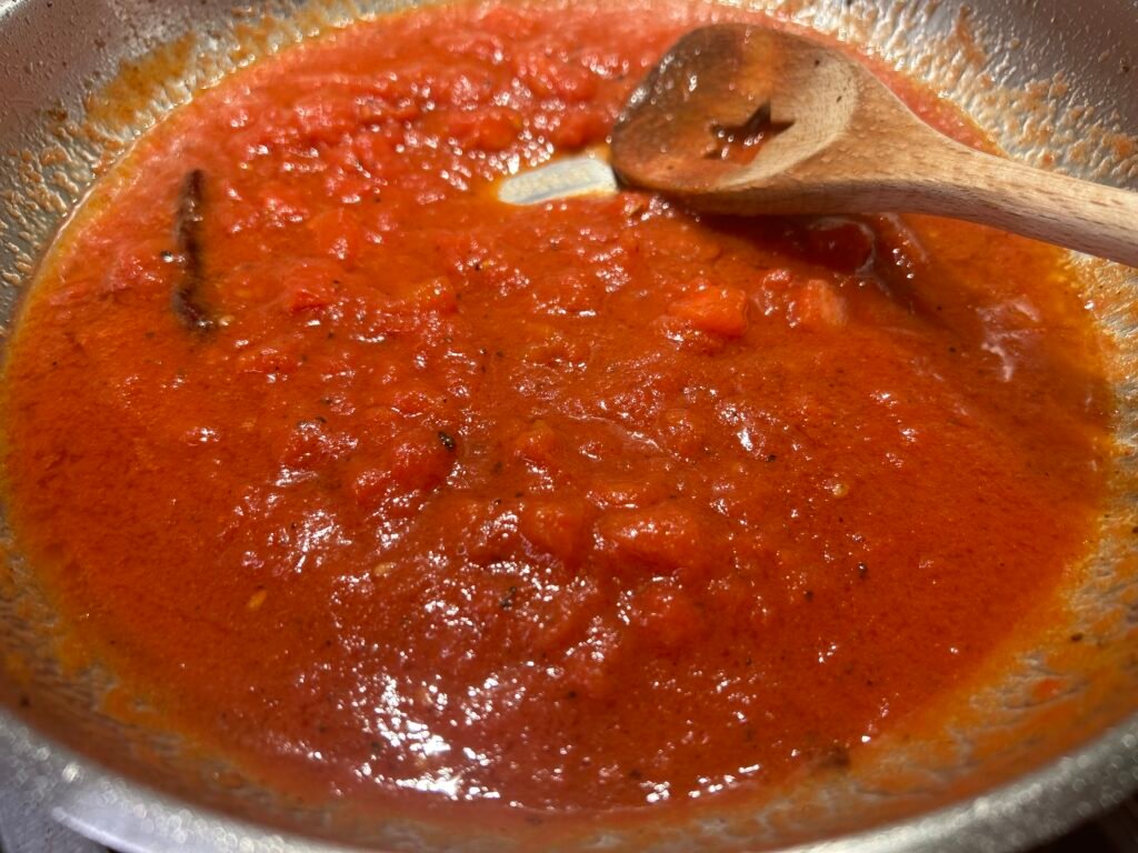 Tomatensauce mit einer Chili gart