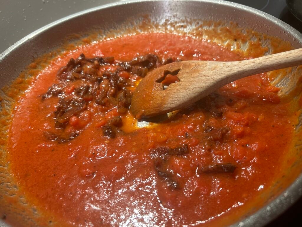 Tomatensauce mit Guanciale in einer Pfanne