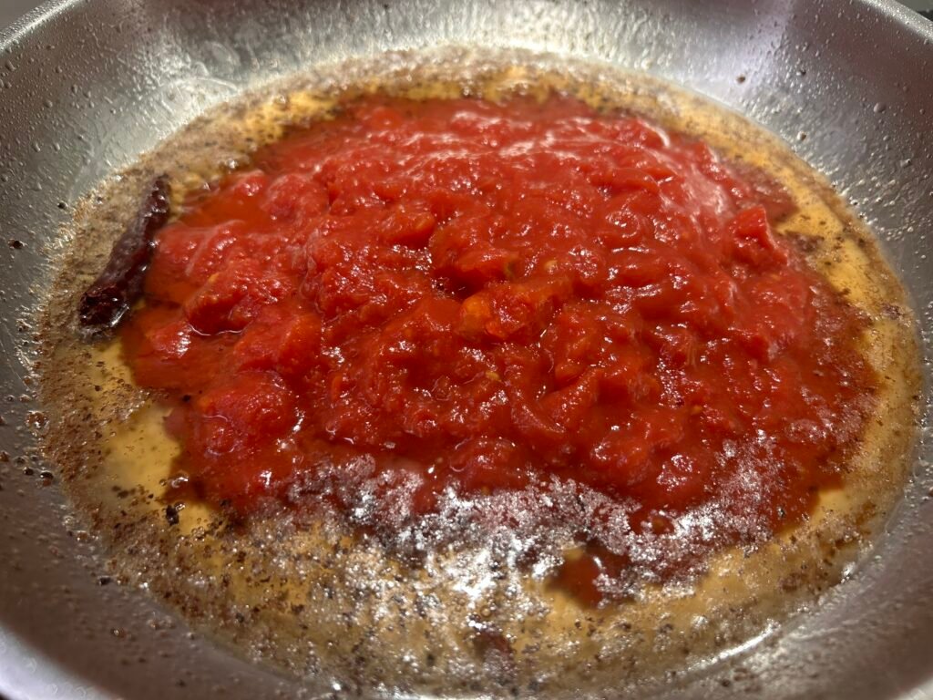 stückige Tomaten in Guanciale Fett