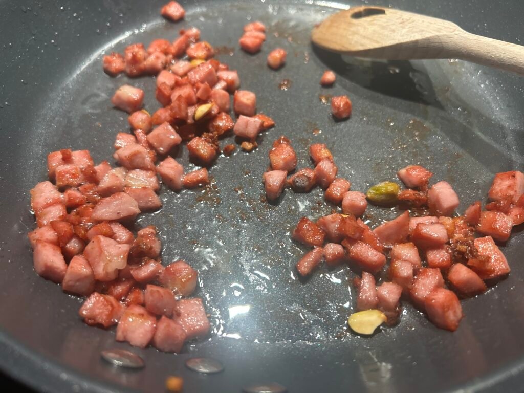 Mortadella brät in einer Pfanne