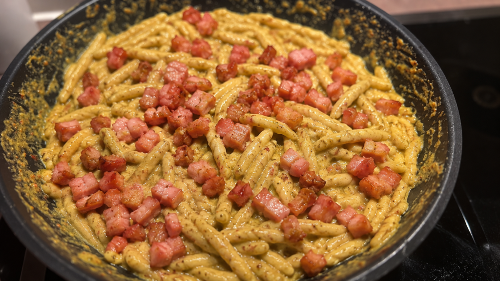 Geröstete Mortadella wurde der Pasta hinzugefügt