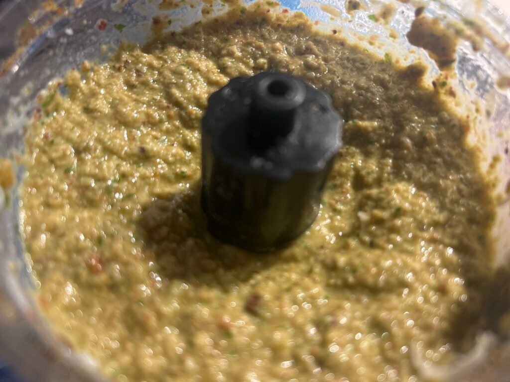 Cremiges Pistazienpesto in einem Mixer