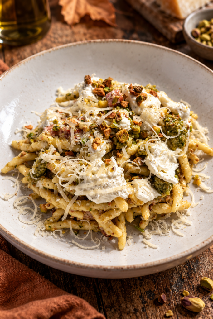 Pasta mit Mortadella, Pistazienpesto und Burrata