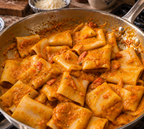 Kürbispasta wird in einer Pfanne mit vermengt
