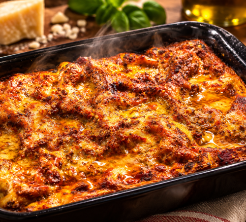 knusprige Lasagne wird in Ofenform serviert