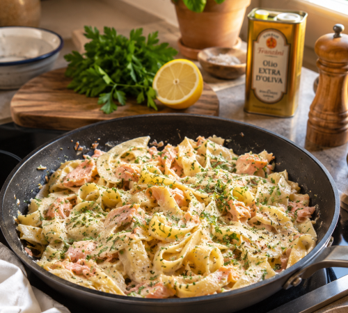 Parpadelle al Salmone in einer Pfanne umgeben von einer sommerlichen Küchenatmosphäre
