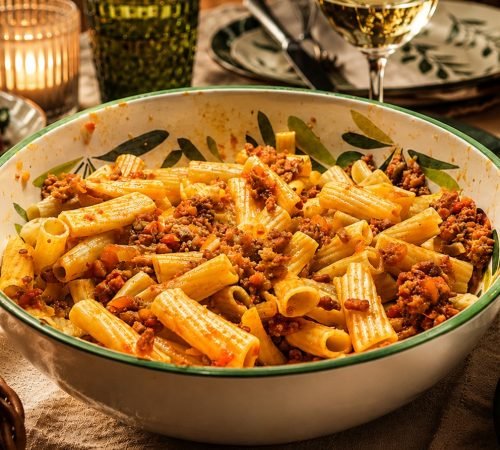 Eine große Schüssel mit einer Familienportion Pasta mit Salsiccia Ragu
