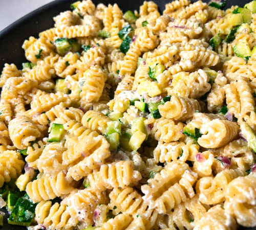 Pasta mit cremiger Ricotta und Zucchinistücken in einer Pfanne