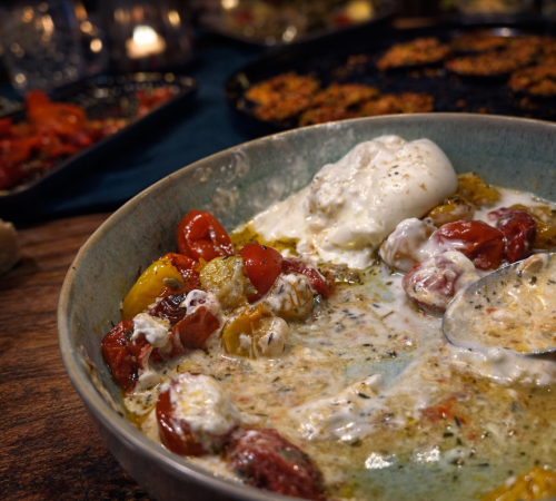 cremige Sauv´ce in einer Keramikschale. Reste von Burrata und cremiger Burrata