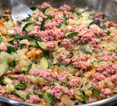 Salsiccia Pasta mit Zucchini in einer Edelstahlpfanne