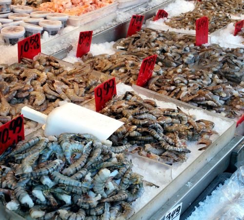 Meeresfrüchte auf Eis in einer Markthalle ausgestellt