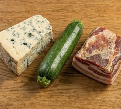 Gorgonzola, Zucchini und Pancetta auf einem Holzbrett