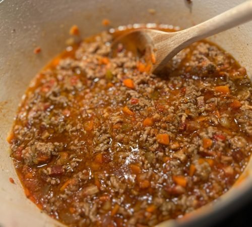 Schmortopf mit köchelnder Bolognesesauce